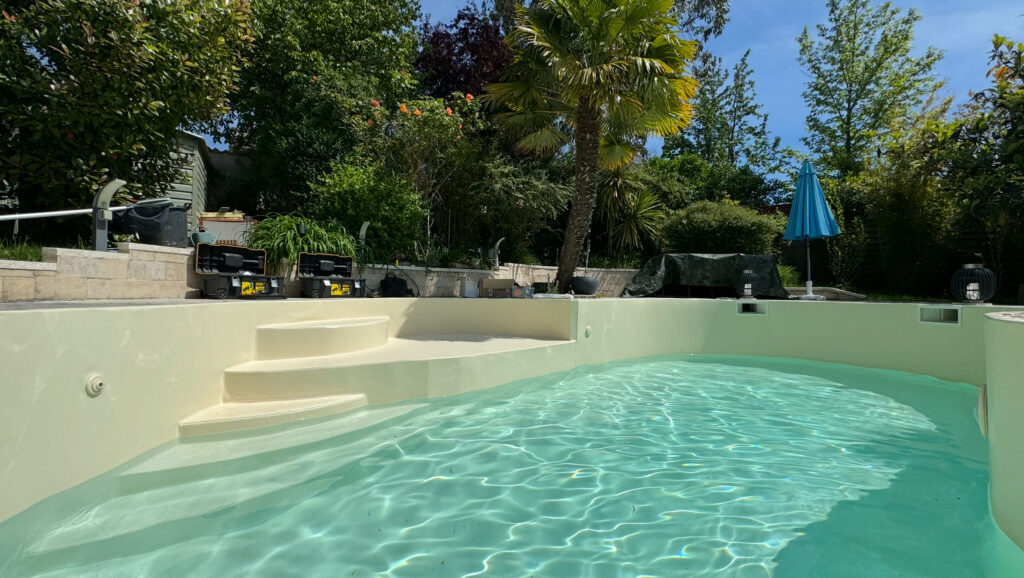 Piscine avec liner sable et eau lagon
