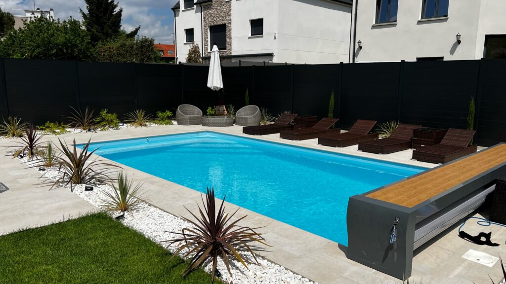 Piscine moderne avec volet immergé