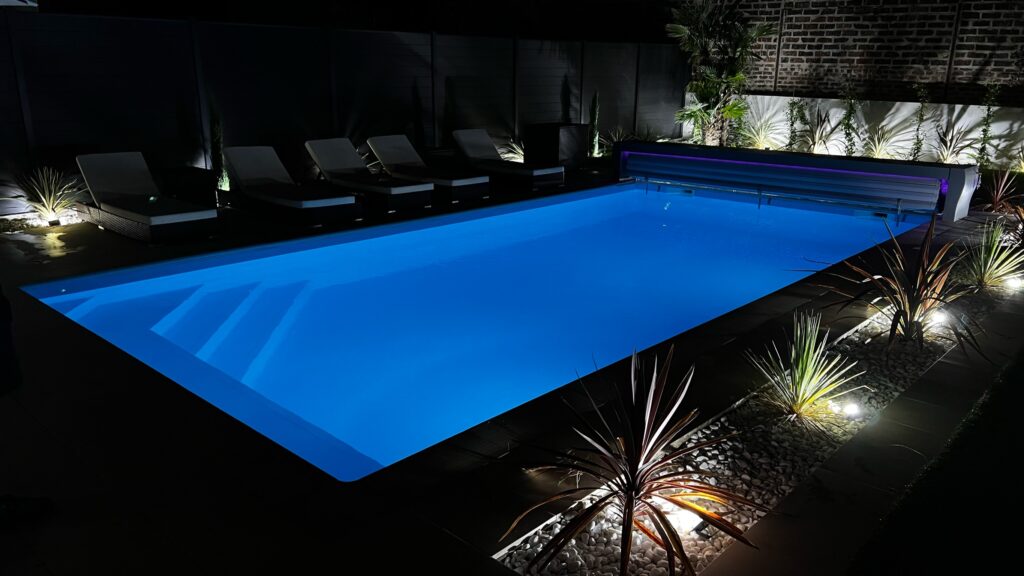 Piscine rénovée éclairée la nuit